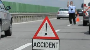 Accident deosebit de grav pe A2. Maşină răsturnată lângă autostradă