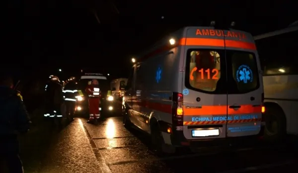 Accident cu un autocar plin cu copii în Suceava. 17 persoane, transportate la spital