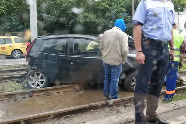 Accident cumplit în Bucureşti între un tramvai şi o maşină