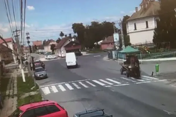 VIDEO: Accident mai puțin obișnuit în Braşov. Imaginile au devenit virale