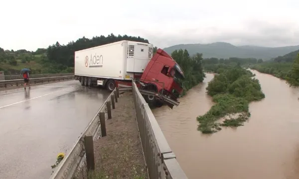 Români implicaţi într-un accident grav, în Bulgaria. O persoană a murit