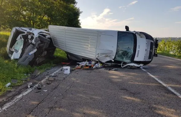 Accident în lanţ pe E85, după ce patru maşini s-au ciocnit (VIDEO)