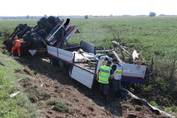 Şofer român, erou în Italia, după ce s-a răsturnat cu camionul în afara carosabilului