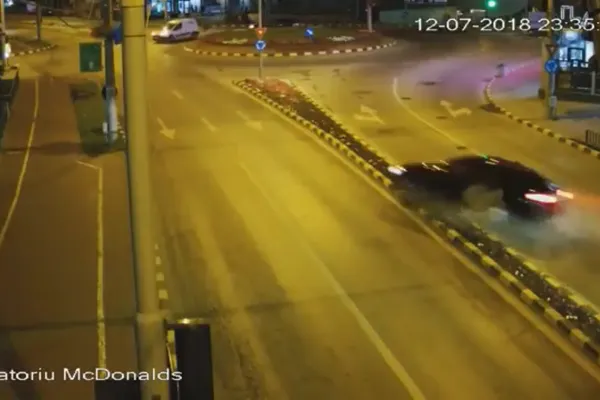 Accident spectaculos în centrul Sucevei. Șoferul și pasagerul fug, abandonând mașina. VIDEO