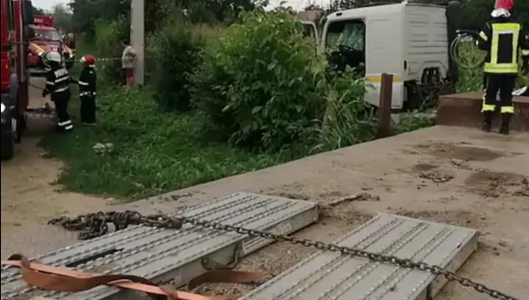 Grav accident în Teleorman, un tren a lovit un TIR