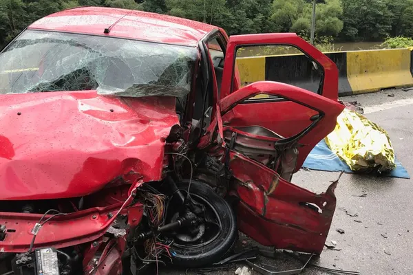UPDATE: Accident cumplit pe Valea Oltului, un mort şi trei răniţi, inclusiv un bebeluş