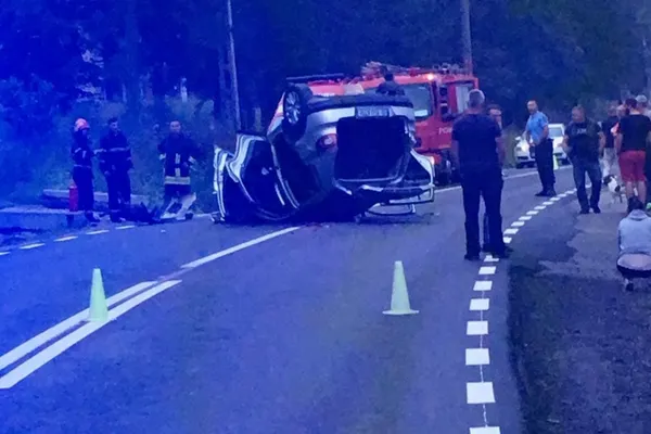 Accident grav: maşină răsturnată la ieşire din Predeal. Cinci victime, dintre care trei copii