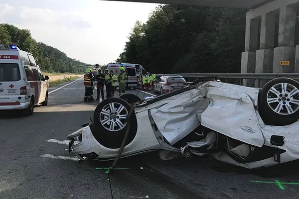 Accident tragic pentru o familie de români în Austria. Un bărbat a murit, soţia şi fetiţa, în comă