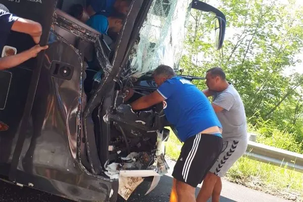 Autocar cu juniori români la handbal, implicat într-un accident în Muntenegru