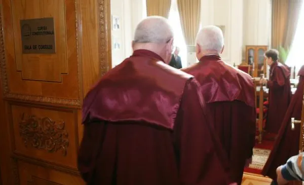 Pensiile speciale ale primarilor, amânate de CCR
