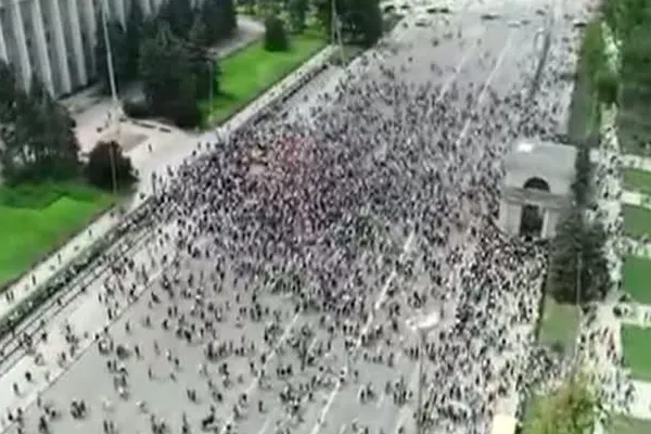 Mii de oameni protestează în Republica Moldova după anularea votului pentru Primăria Chişinăului