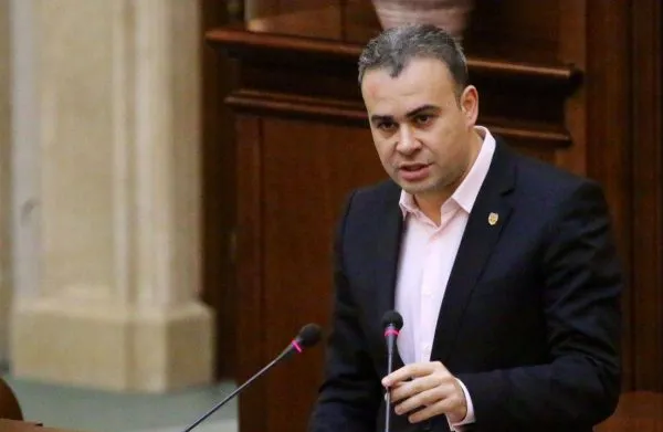 Odă pentru Darius Vâlcov, în presa locală din Olt: ”Ar fi un fel de ”Putin” al nostru”