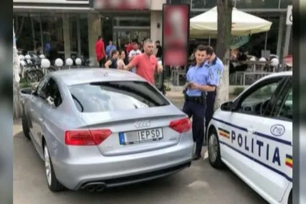 Maşina cu mesaj explicit pentru PSD, filmată de Realitatea TV - IMAGINI