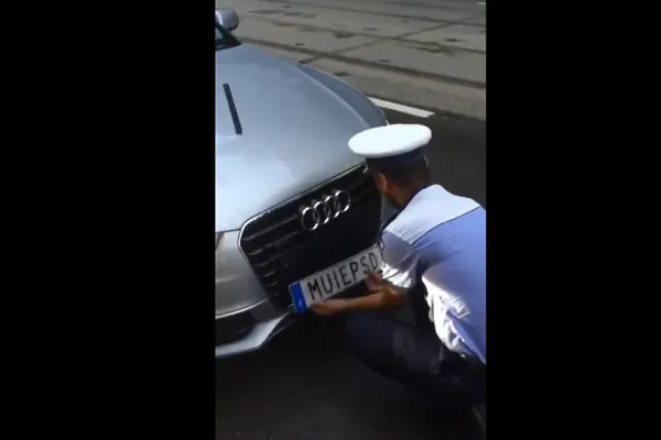 A fost filmat momentul când polițiștii desfac numărul de înmatriculare M..EPSD