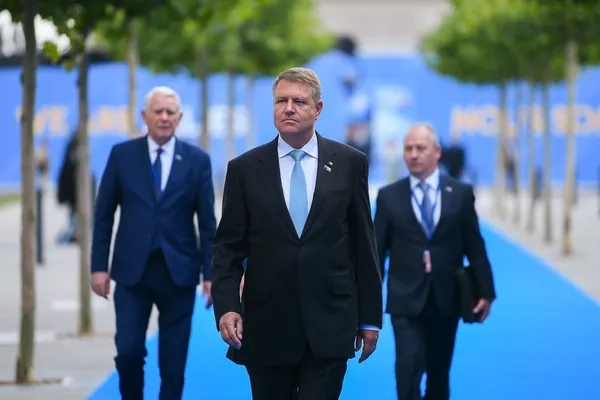 Fake news pe Facebook. Klaus Iohannis l-ar fi tăiat pe Mihai Fifor din poza de la Summit-ul NATO