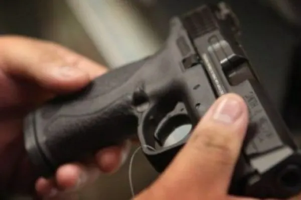 Un poliţist a tras accidental cu pistolul, chiar în sediul Poliţiei. Este cercetat de superiori