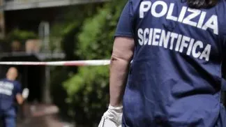 Un român din Italia a căzut de la balcon în timp ce își urmărea soția ca să o ucidă