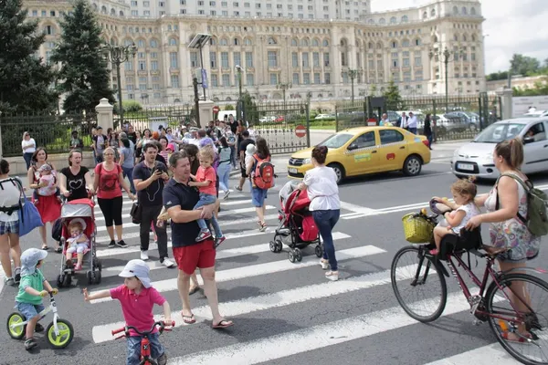 Părinţii spun STOP PENALILOR! Protest pe trecerea de pietoni din fața Palatului Parlamentului