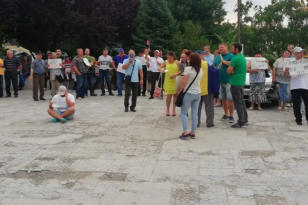 Protestele au ajuns acasă la Dragnea: ”La pușcărie!”, „Dăncilă și Carmen Dan, rușine de Teleorman”