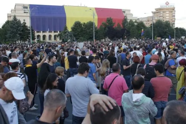 PROTEST de amploare, astăzi, în fața Guvernului. Lider sindical învățământ: „Jumătate dintre tinerii profesori părăsesc sistemul după 5 ani”