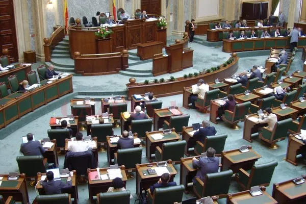 Senatul blochează Guvernul să emită Ordonanțe de Urgență