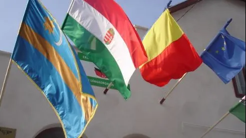 UDMR strânge bani pentru primarii amendați că n-au dat jos steagul Ținutului Secuiesc