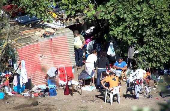 Şocant! O fetiţă de un an, împuşcată într-o tabără de romi din Italia