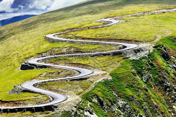 Accident mortal pe Transalpina. Un motociclict bulgar a căzut într-o râpă