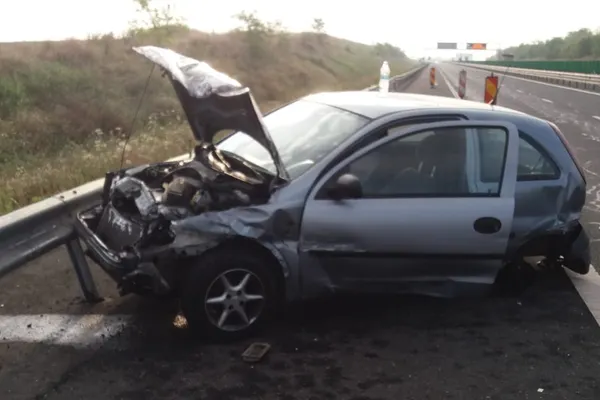 Val de accidente pe străzile din România. O maşină s-a făcut praf pe Autostrada Soarelui