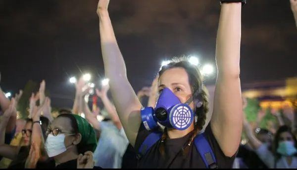Protest simbolic în Piața Victoriei: 500 de manifestanți cu spatele la Guvern