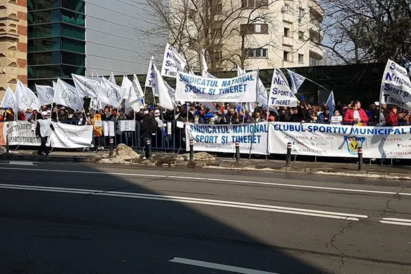 Proteste de amploare la ușa Ioanei Bran. I se cere demisia! Ministrul și-a luat liber