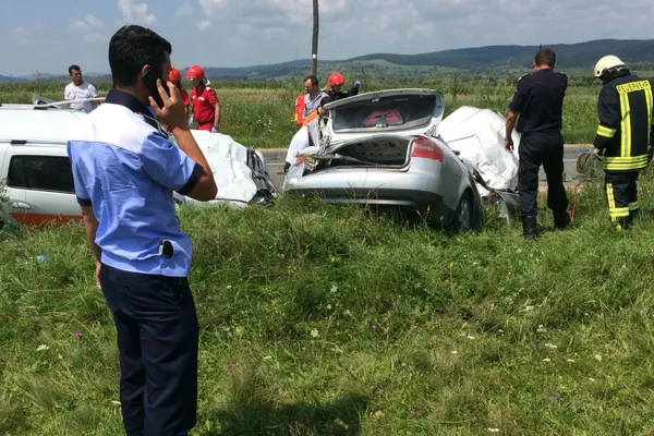 Un mort şi doi răniţi, după un grav accident, în judeţul Braşov