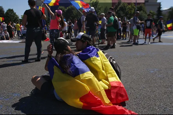 Proteste după anunțul de revocare a lui Augustin Lazăr