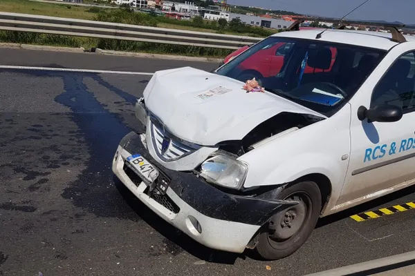 Accident grav pe A1. Circulaţia se desfăşoară doar pe banda de urgenţă