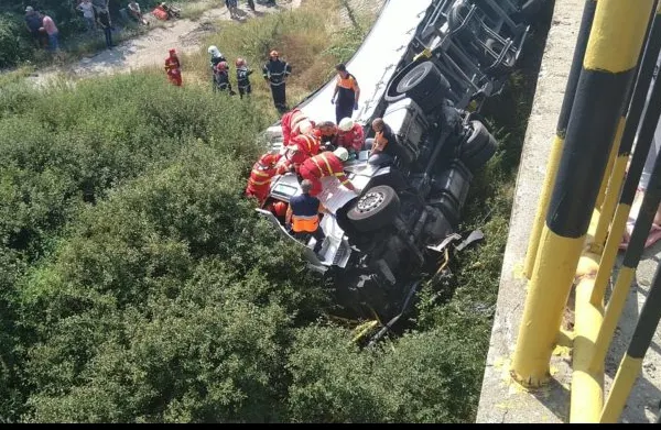 ACCIDENT în Olt: un TIR s-a răsturnat de pe un pod