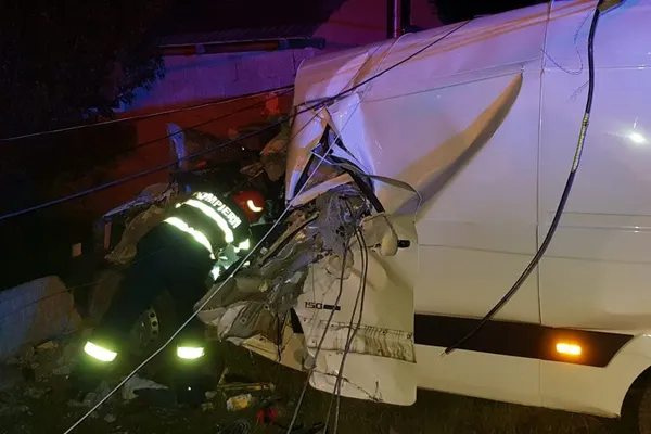 Accident mortal, în Suceava. Coliziune violentă cu un gard şi un stâlp de beton