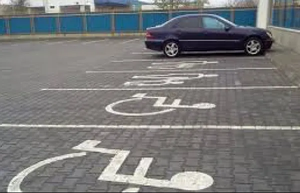 Bani de carburant de la guvern pentru persoanele cu diabzilități. Cât ar putea primii românii cu handicap