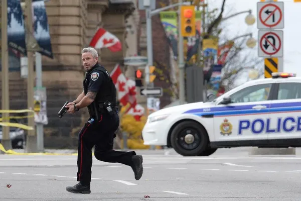 Un suspect arestat în incidentul armat din Canada. Doi poliţişti printre victime