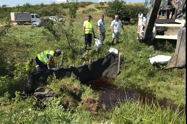 Zeci de baraje de neutralizare a biodieselului, după accidentul de la Cârcea