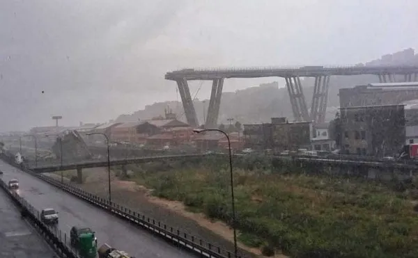 Momentul şocant al tragediei prăbuşirii podului din Italia, filmat  LIVE