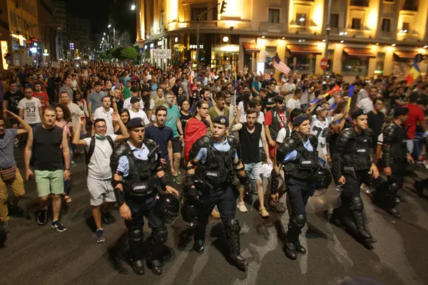 "Nu cedăm!" Românii s-au strâns pentru a treia zi de proteste în Piața Victoriei și în marile orașe