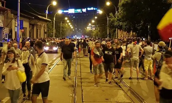 Jurnalist Hotnews lovit de jandarmi la protestele din Piața Victoriei