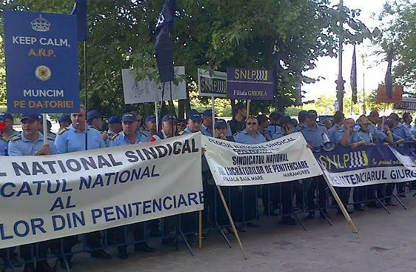 Angajaţii din penitenciare protestează pentru condiţii mai bune de muncă