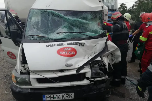 Accident grav pe DN1B. O persoană încarcerată. Traficul, blocat. Imagini cumplite