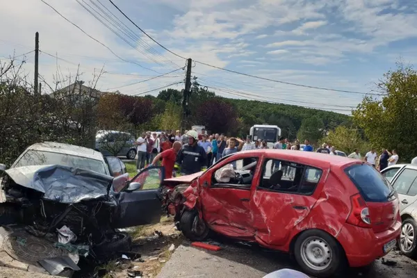 Accident grav. Două persoane au fost rănite grav, maşini făcute praf