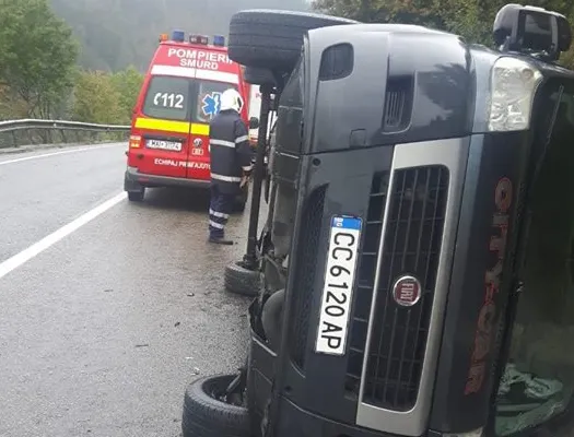 Accident cumplit în Vatra Dornei. Un microbuz cu 9 persoane s-a răsturnat
