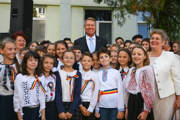 Iohannis atacă Guvernul pentru bâlbele din educație: Suferă de ”reformită”