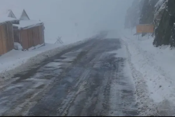Pe Transfăgărășan se circulă, în continuare, în condiții de iarnă