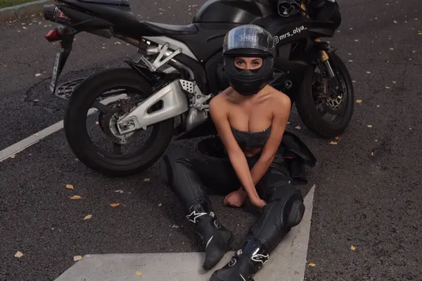 Cea mai sexy motociclistă a sfârșit într-un cumplit accident. Imagini incredibile