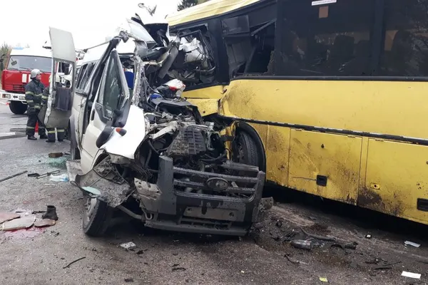Accident cumplit pe autostradă: 13 morți scoși dintre fiarele contorsionate